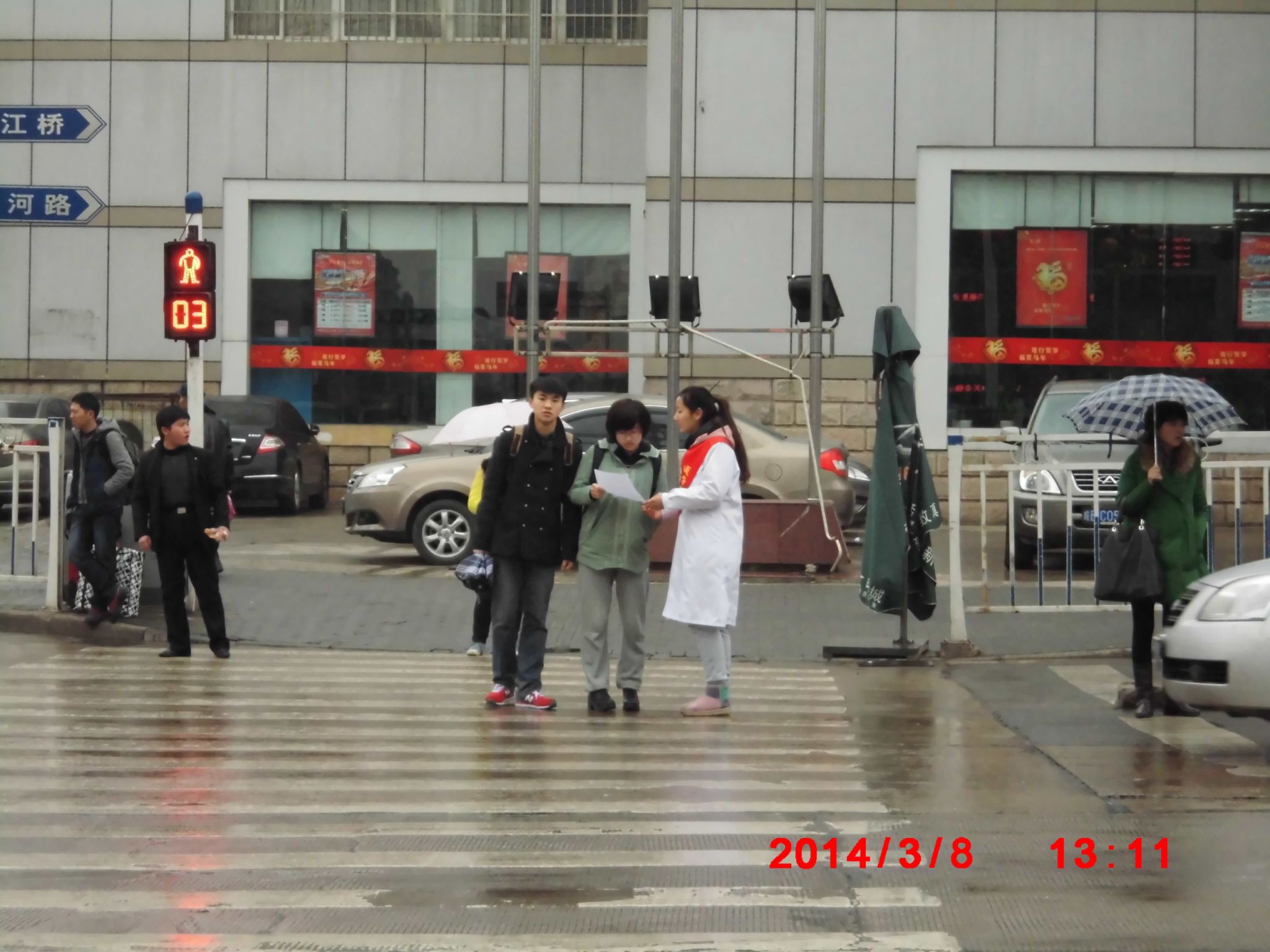 志愿者在向行人讲解交通知识 志愿者在向行人讲解交通知识